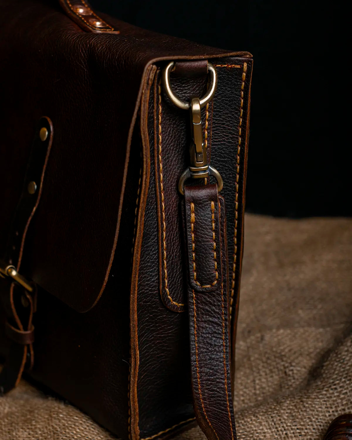 Detalle del cuero full grain del maletín Nomad Satchel