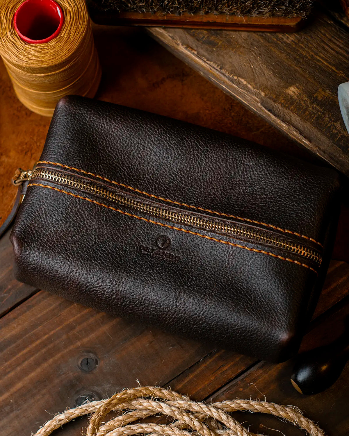 Neceser R1 de cuero full grain, idea de regalo para hombre